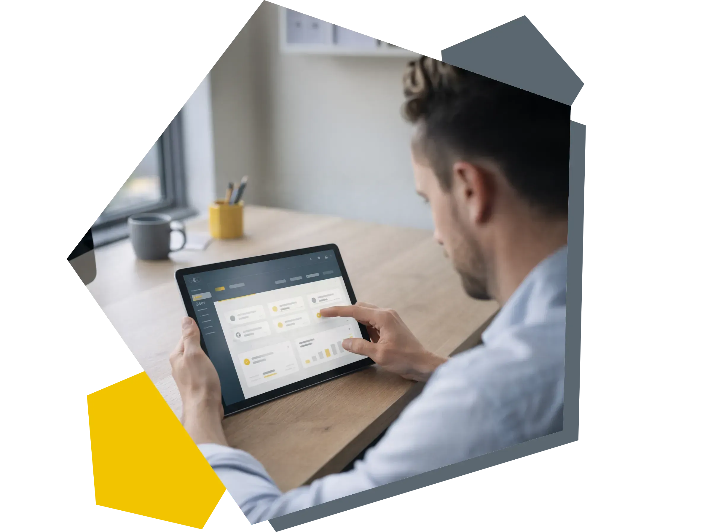 Self Service im B2X-Portal Person nutzt ein digitales Portal auf einem Tablet mit klarer und einfacher Benutzeroberfläche.