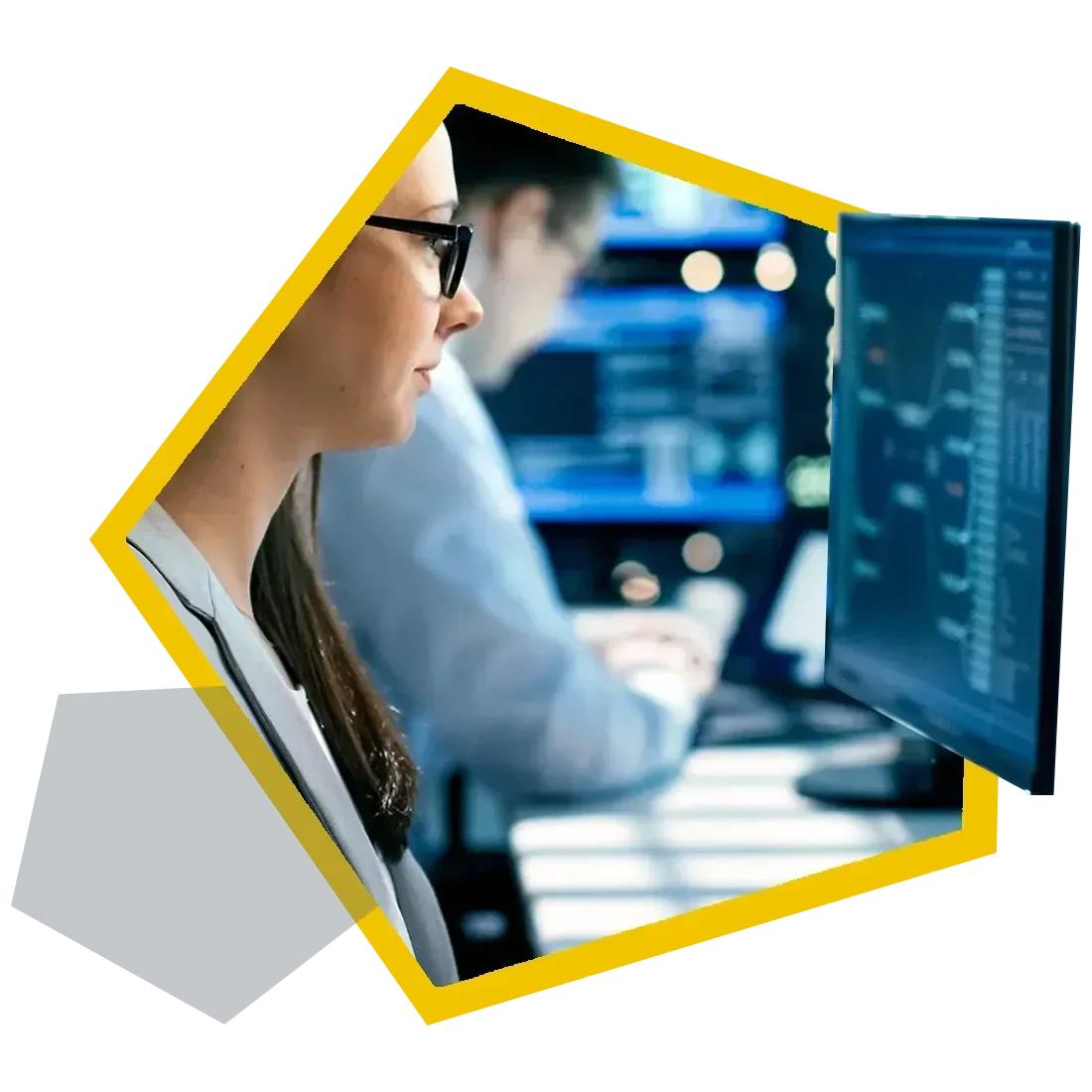 Monitoring our data centers and cloud services Employee at the monitoring system in the sustainable AM data centers