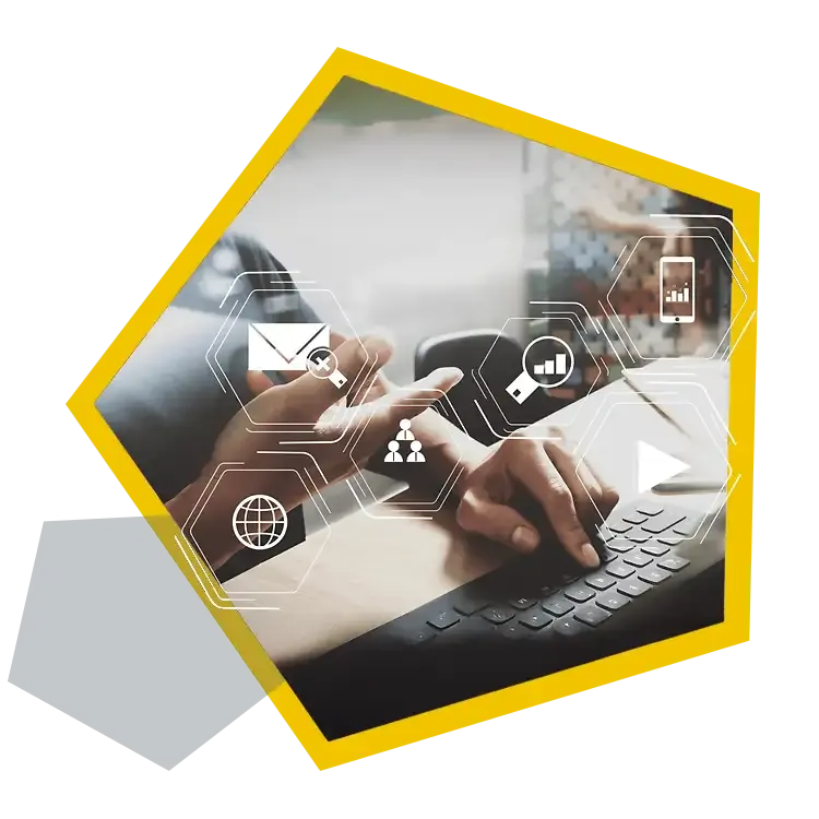 CMS Migration Service Mitarbeiterin am Computer mit darüber gelegten Symbolen zu Content, SEO und Medien.