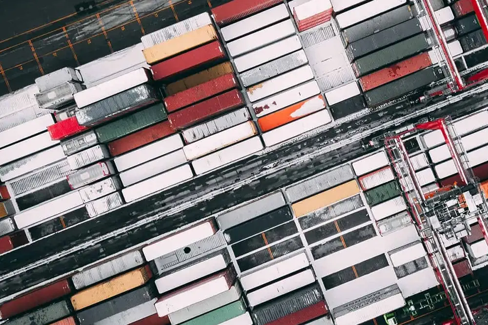 Container Management verdeutlicht durch zahlreiche Container in einem Dock