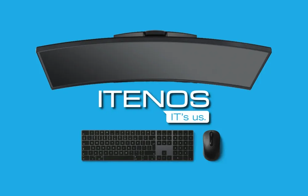 Itenos Servicedesk Moderner Computer-Arbeitsplatz mit Itenos-Logo in der Mitte vor blauem Hintergrund.