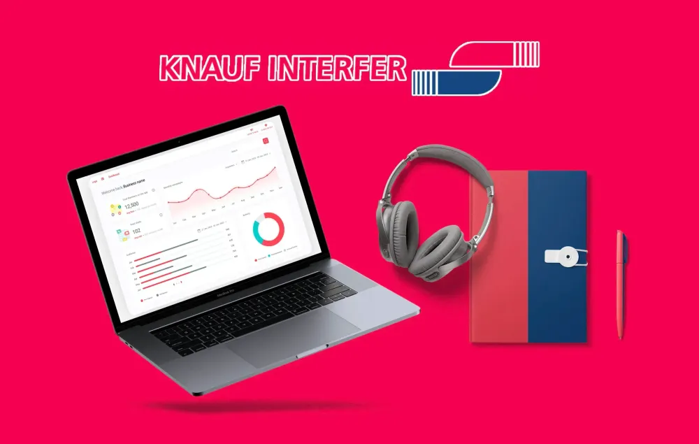 Knauf Interfer User-Helpdesk Utensilien des User-Helpdesk für Support auf einem Büro-Schreibtisch vor rotem Hintergrund.