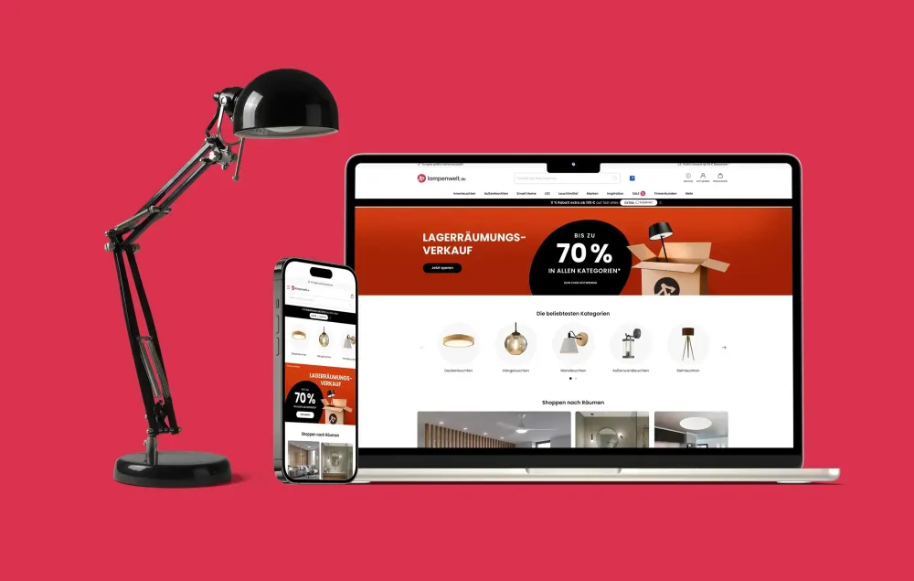 Lampenwelt Performance und SEO Laptop und Smartphone mit dem Lampenwelt-Onlineshop neben einer Tischlampe vor rotem Hintergrund.