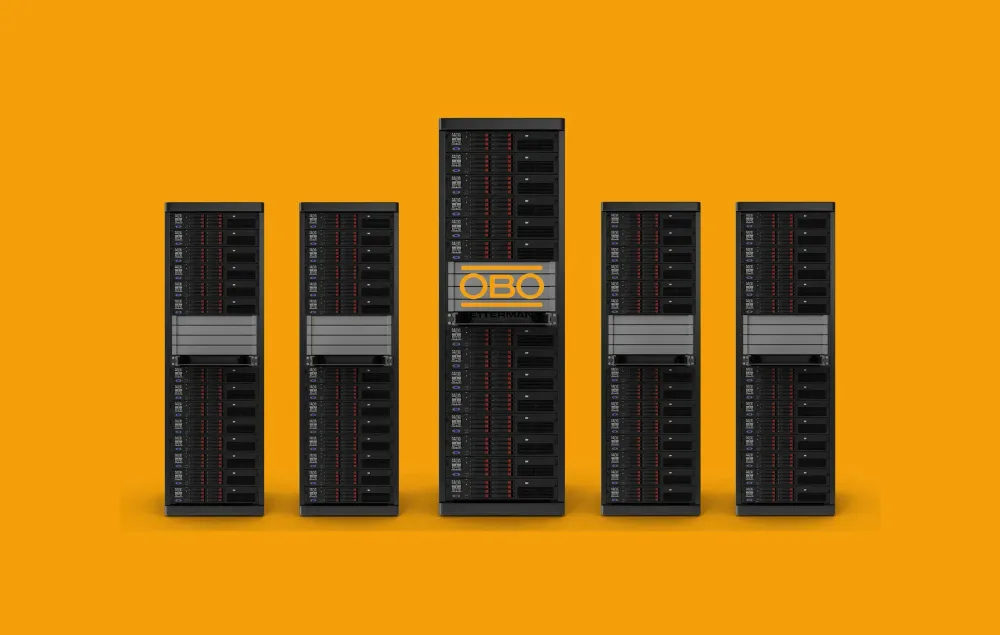 OBO Bettermann E-Commerce-Plattform Fünf Server mit OBO Bettermann-Logo für den hochverfügbaren Onlineshop, vor gelbem Hintergrund.