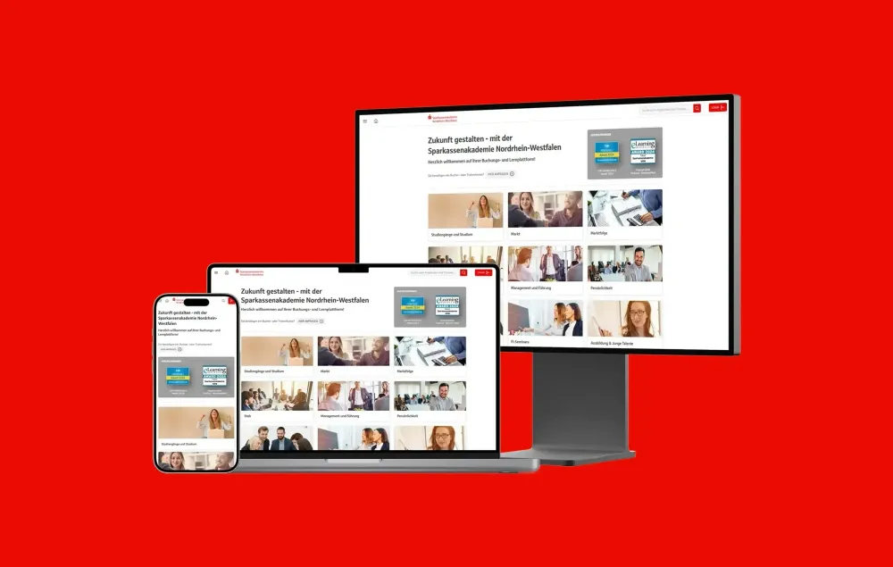 Sparkassenakademie NRW Lernplattform Drei Endgeräte zeigen die neue Lernplattform der Sparkassenakademie Nordrhein-Westfalen vor rotem Hintergrund.