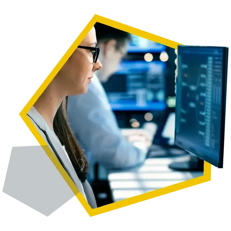 Monitoring our data centers and cloud services Employee at the monitoring system in the sustainable AM data centers