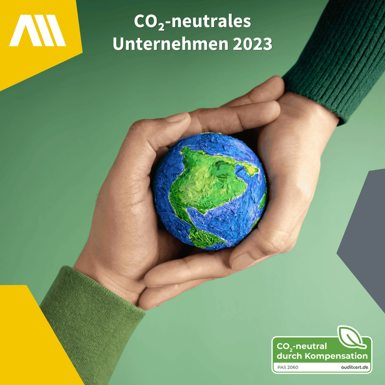 Auszeichnung als CO2-neutrales Unternehmen durch auditcert. Zwei Hände vor grünem Hintergrund, die eine Weltkugel in der Hand halten.