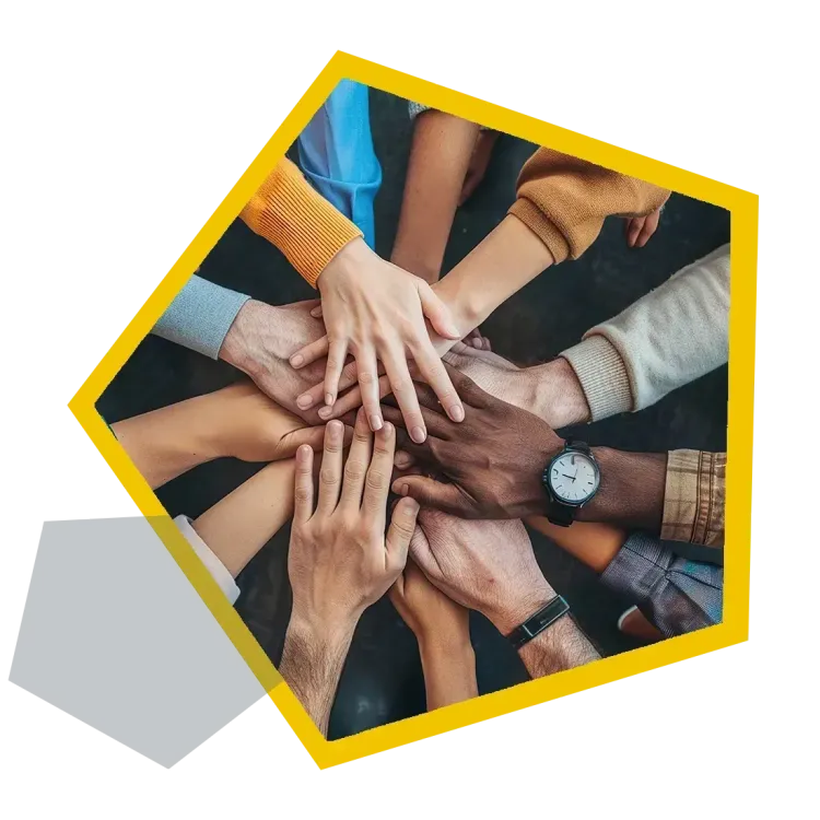 Ihre Karriere bei der AM GmbH Teamwork bei der AM GmbH mit mehreren Mitarbeitenden an einem Tisch, die ihre Hände übereinander halten