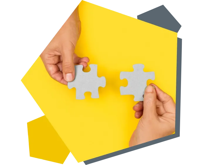 Zwei weiße Puzzleteile vor gelbem Hintergrund