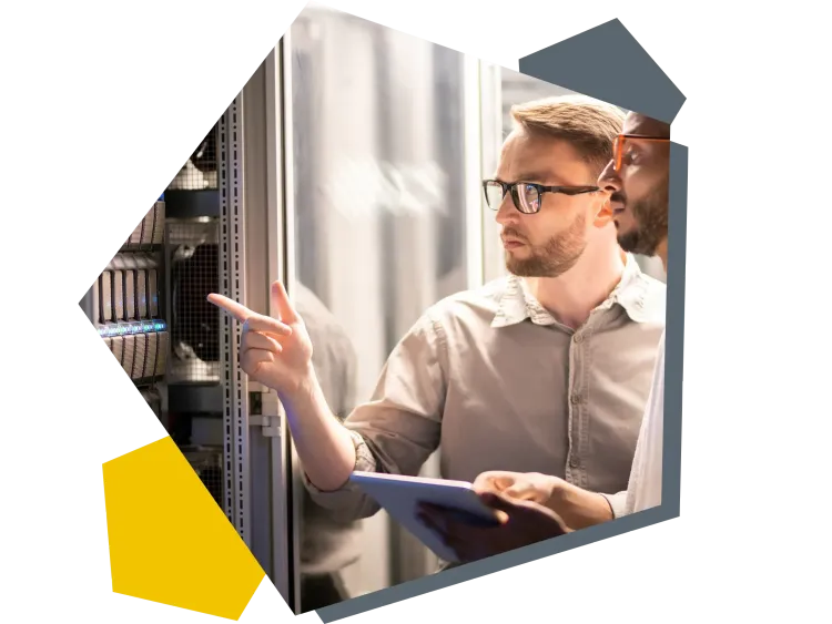 Server-Wartung bei der AM GmbH Zwei Fachkräfte arbeiten an einem Server in den AM-Rechenzentren