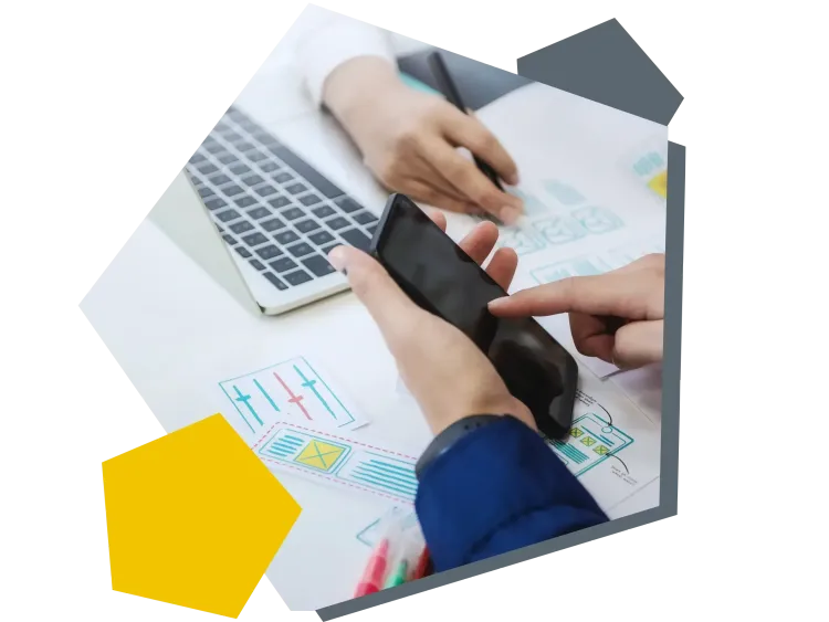 Usability für Webportale, Apps und E-Commerce Testing einer App auf dem Smartphone im Designteam der AM GmbH