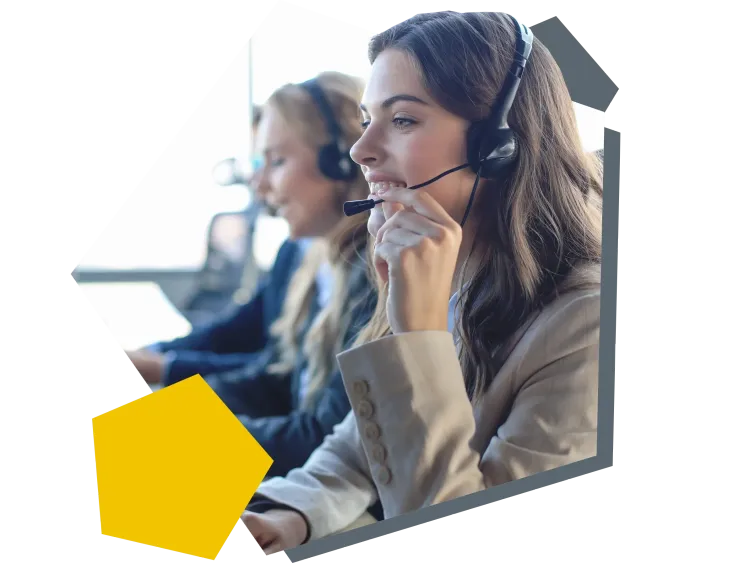 Der User-Helpdesk der AM GmbH in Aktion Mitarbeiterinnen der AM GmbH führen Gespräche an ihrem Arbeitsplatz