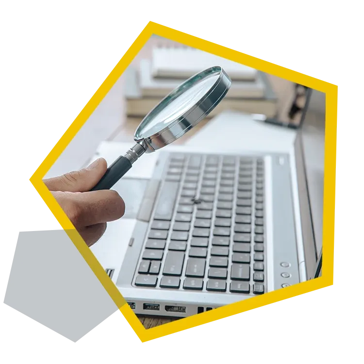 Mit Microsoft Tenant Checks haben Sie den Durchblick! Laptop mit einer Lupe darüber