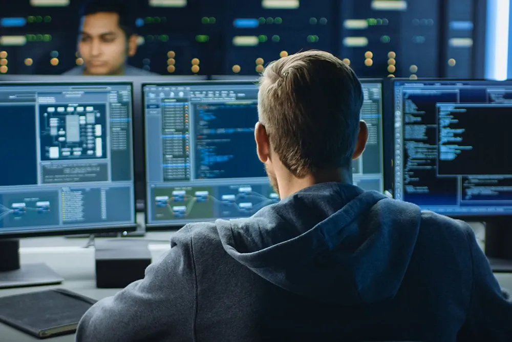 Mitarbeiter der AM GmbH überwachen IT-Systeme auf ihren Bildschirmen