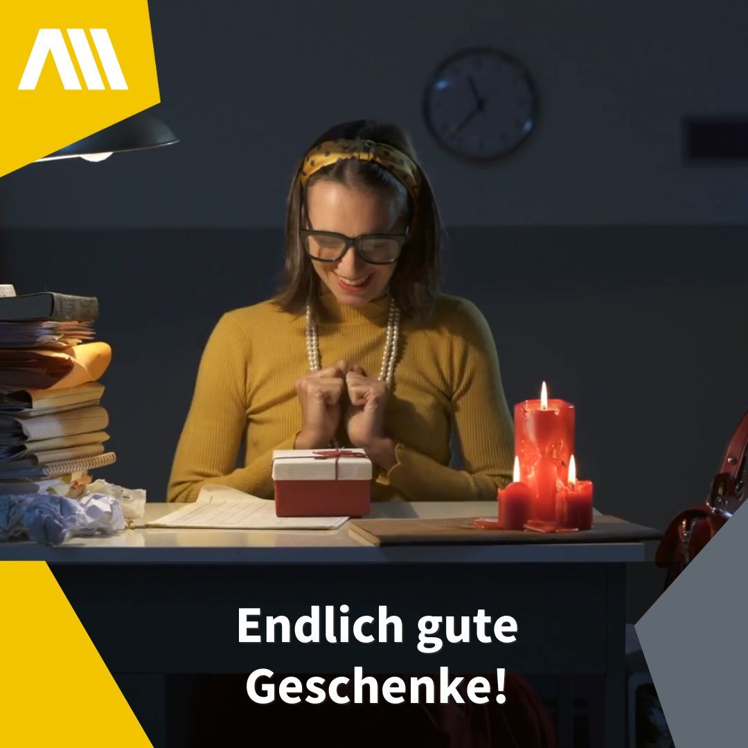 Frau, die lächelt und auf ein Geschenk auf ihrem Schreibtisch schaut