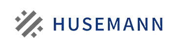 Husemann und Partner Logo Grey Logo and blue lettering of the law firm Husemann und Partner.