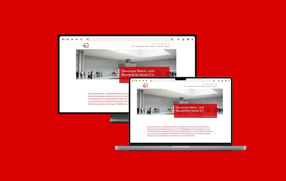 Monitor und Laptop zeigen die Website des DBV vor einem roten Hintergrund.