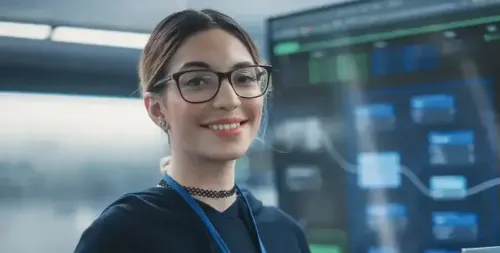 Mitarbeitende der AM GmbH vor einem Bildschirm im IT-Büro Meschede.