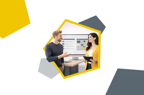 Zwei Personen planen gemeinsam im Büro ein Projekt am Bildschirm.