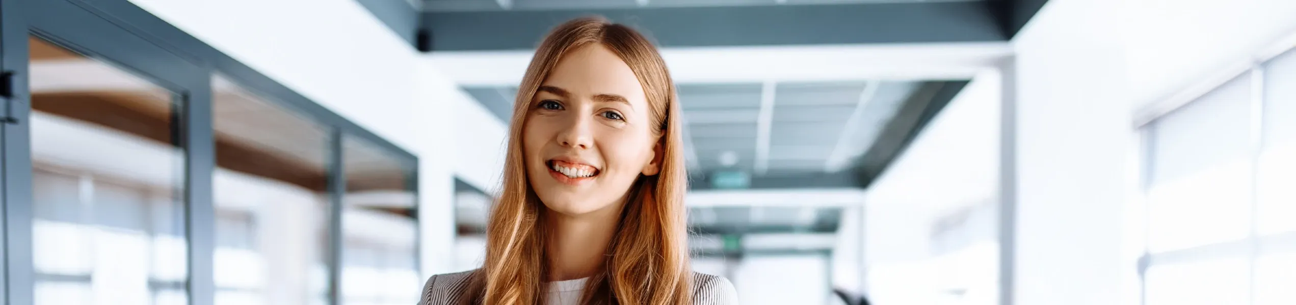 Werkstudent Consultant 4sConsult Frau die lächelnd im Büro posiert