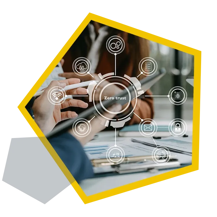 Ihre Sicherheitsstrategie sollte auf Zero Trust beruhen Hologramme auf einem Bild mit Zero Trust-Schriftzug mit einem Tablet im Hintergrund